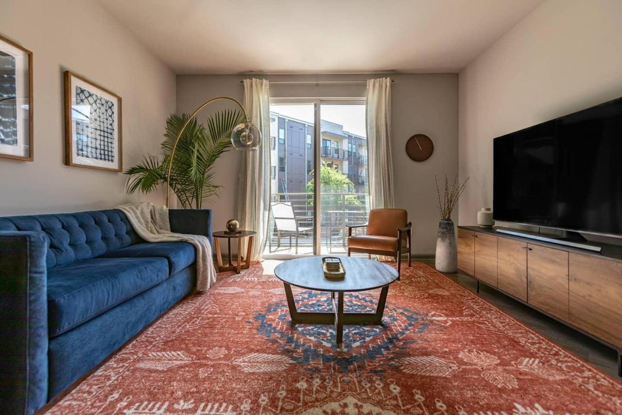 Black Swan - Heart Of Downtown - Midcentury With Patio Apartment Greenville Ngoại thất bức ảnh