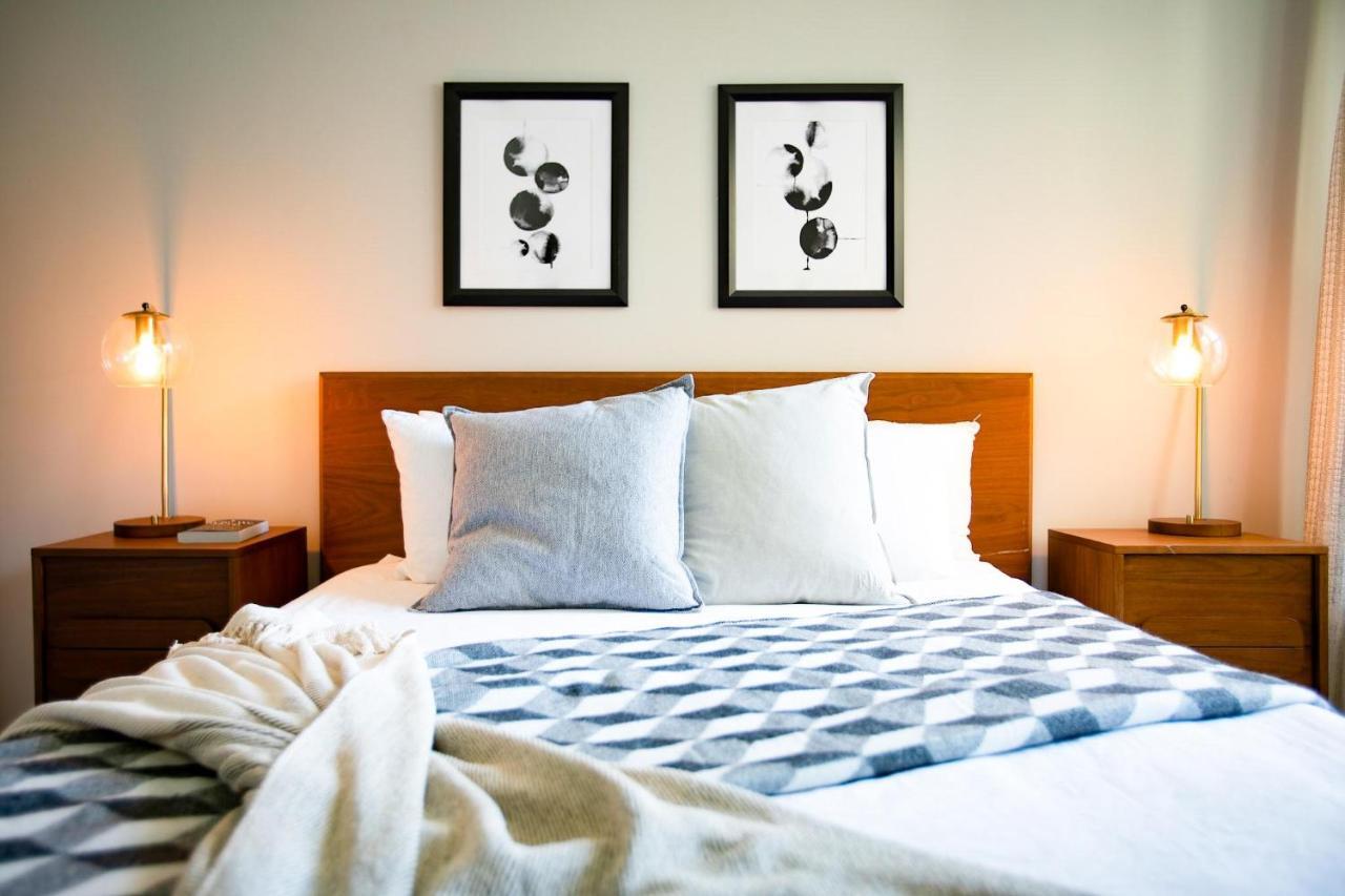 Black Swan - Heart Of Downtown - Midcentury With Patio Apartment Greenville Ngoại thất bức ảnh