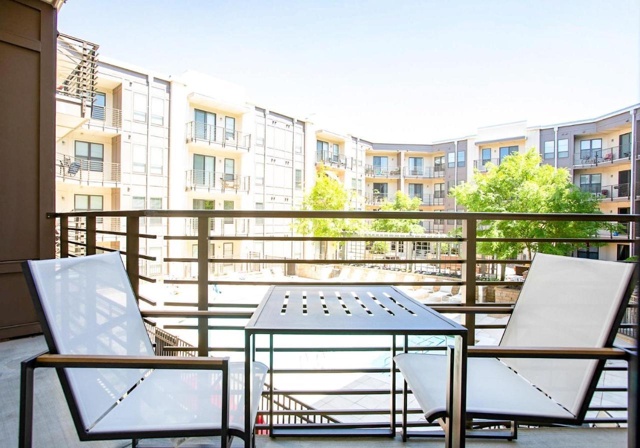 Black Swan - Heart Of Downtown - Midcentury With Patio Apartment Greenville Ngoại thất bức ảnh