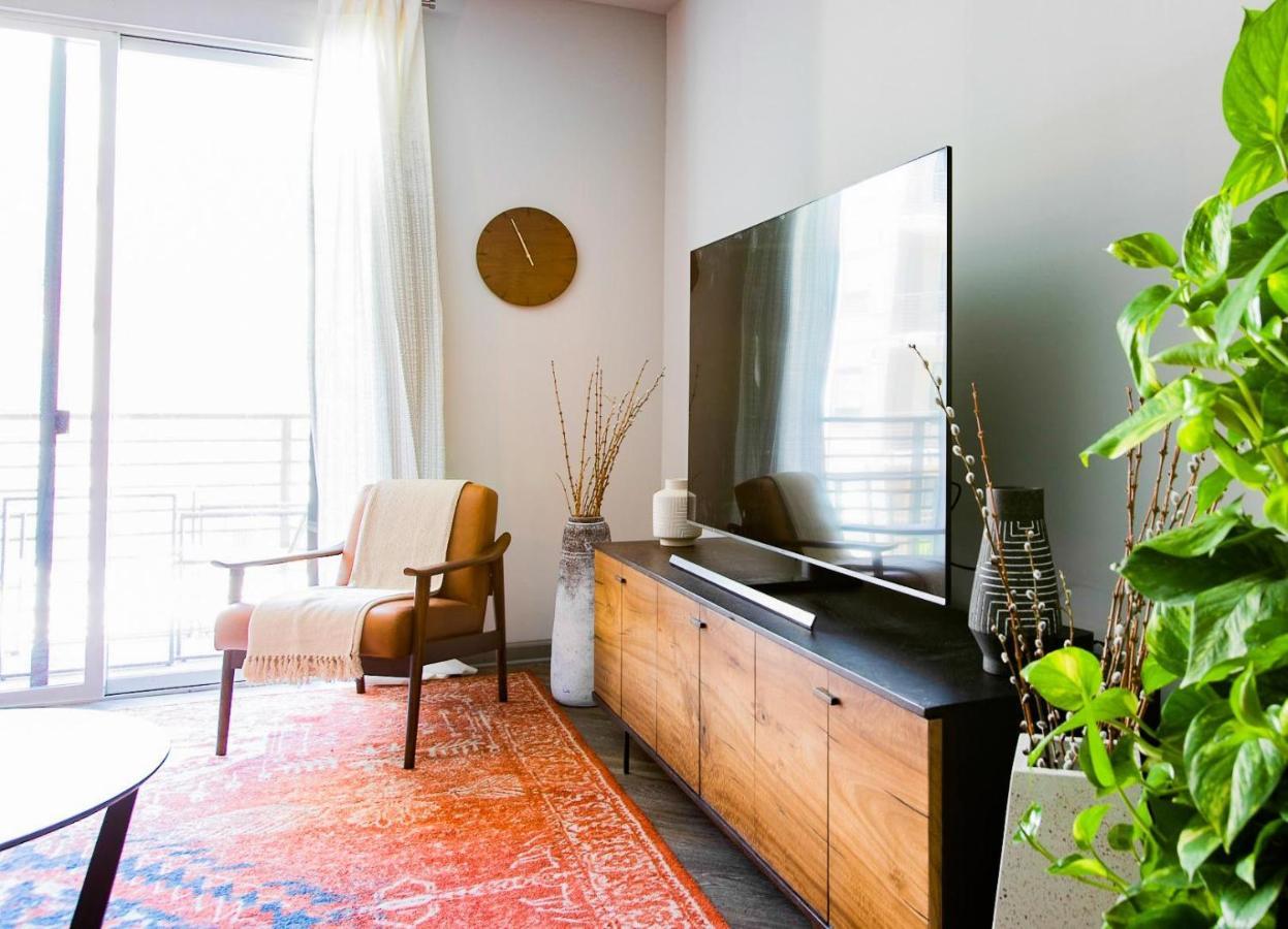 Black Swan - Heart Of Downtown - Midcentury With Patio Apartment Greenville Ngoại thất bức ảnh