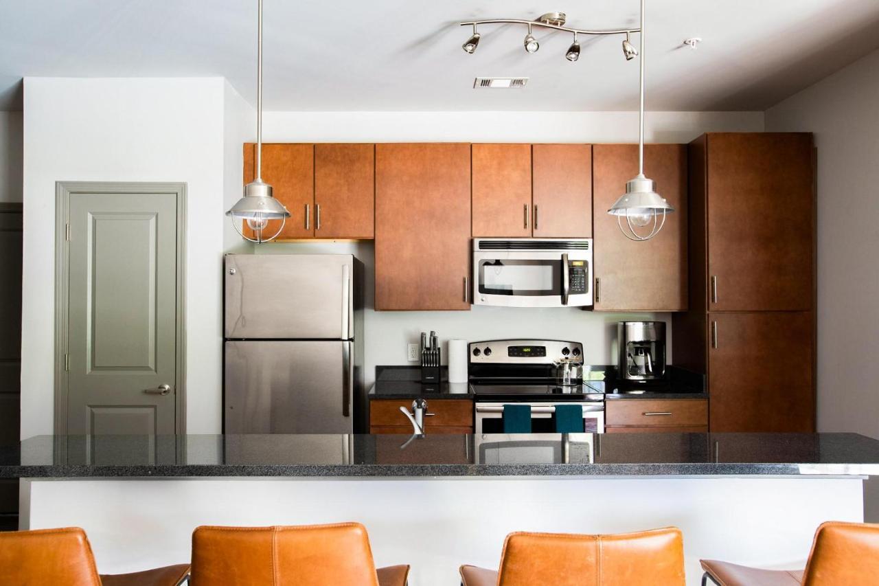 Black Swan - Heart Of Downtown - Midcentury With Patio Apartment Greenville Ngoại thất bức ảnh
