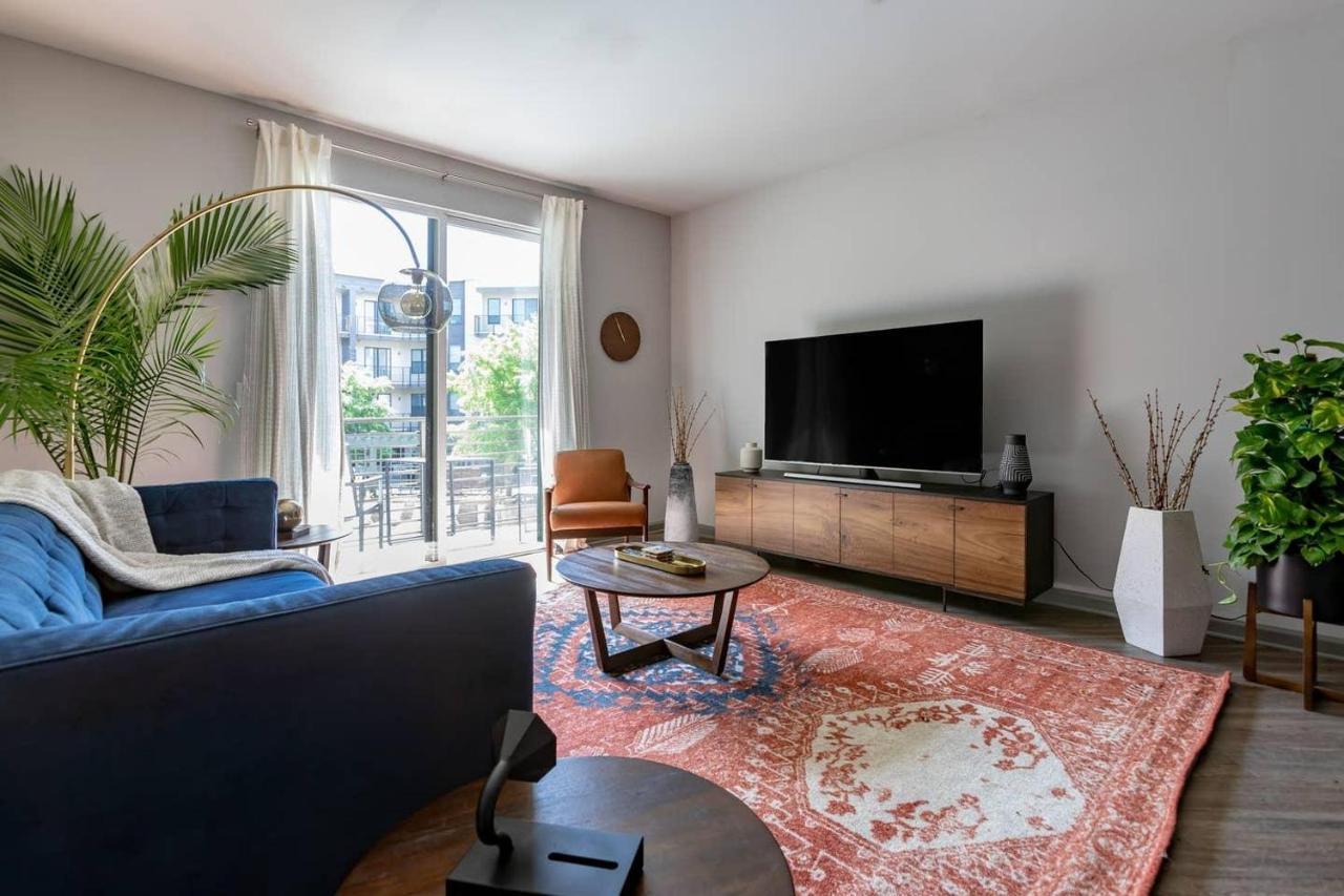 Black Swan - Heart Of Downtown - Midcentury With Patio Apartment Greenville Ngoại thất bức ảnh